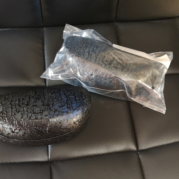 NWT Large Black Hinged Sunglasses Case Crackle Design - Picture 4 of 5